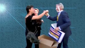 Ryanair CEO Hit in the Face With Pies by Climate Activists in Brussels (VIDEO)